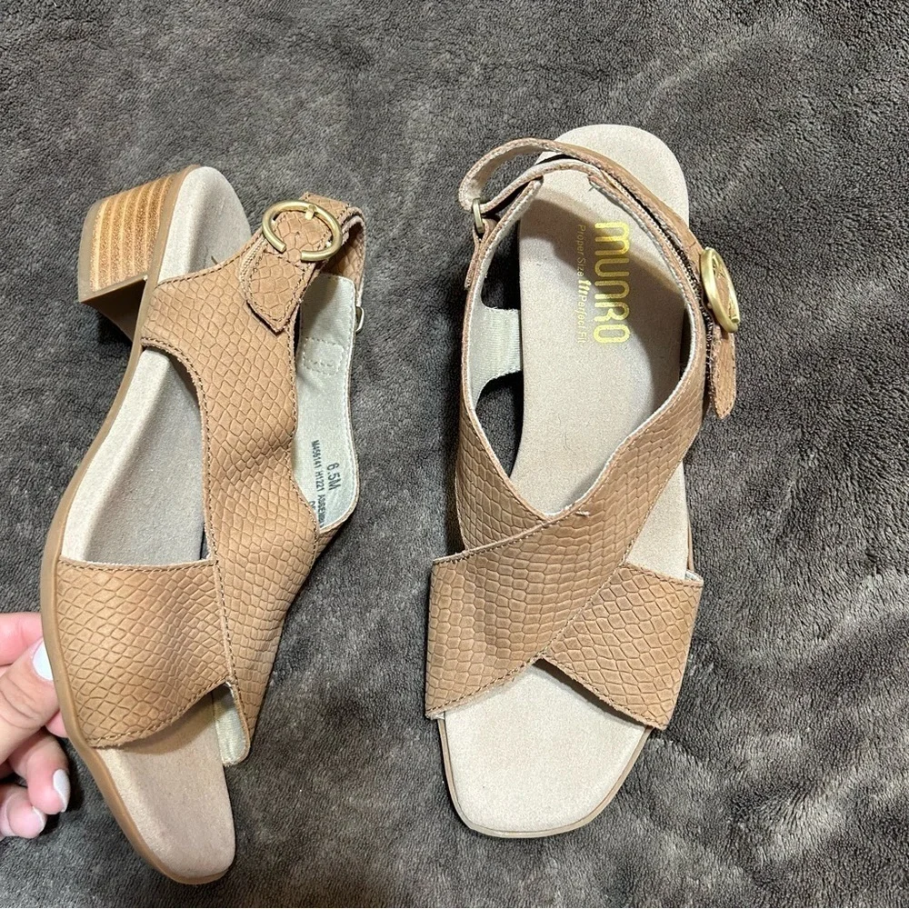 Munro Jenny Sandal Block Heel Square Toe Tan Lizard Nubuck Suede Like New​